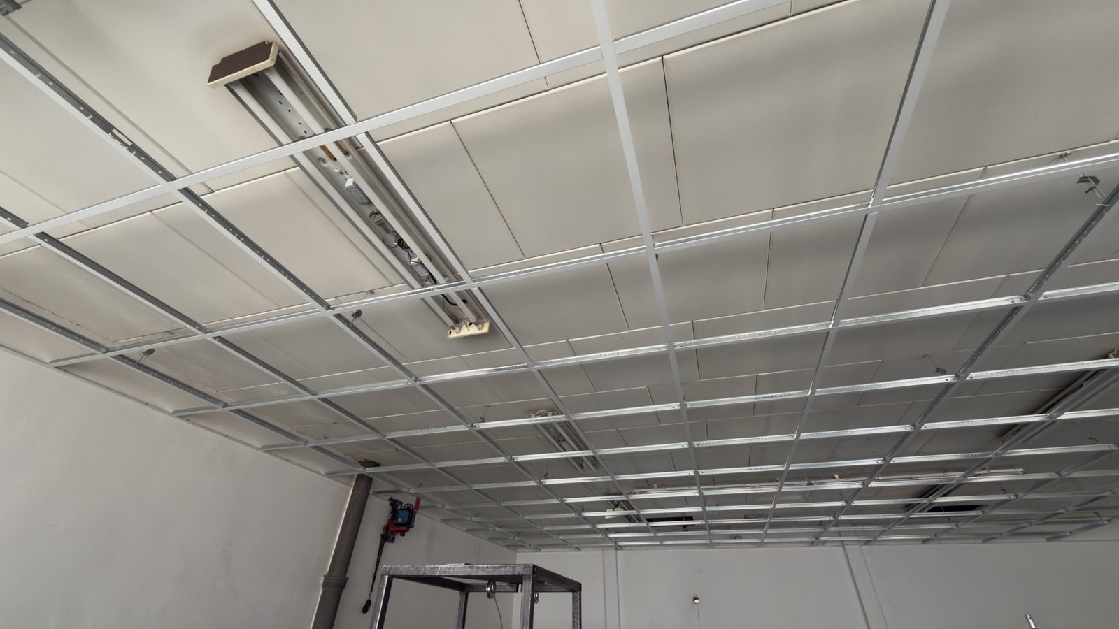 Nosný rošt minerálního kazetového podhledu s vedením instalací
