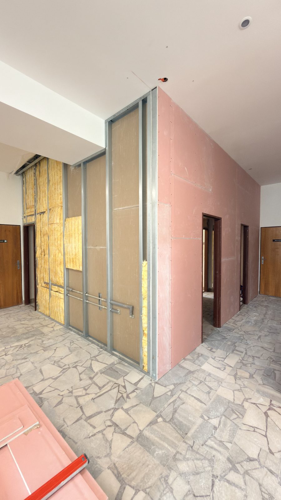 Opláštění příčky s minerální izolací v konstrukci